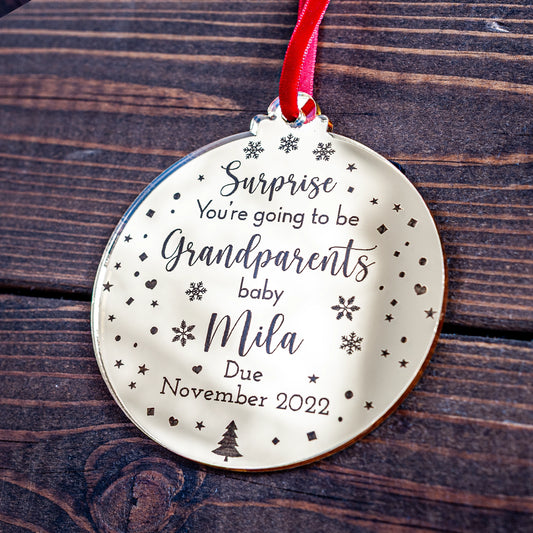 Pregnancy announcement bauble engraved with surprise message for grandparents
