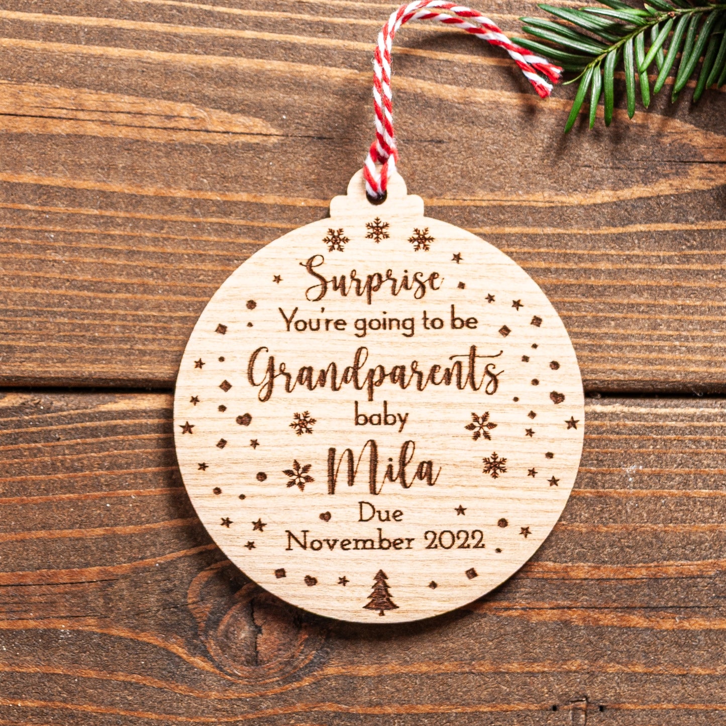 Pregnancy announcement Christmas bauble engraved with “Grandparents to Be” message