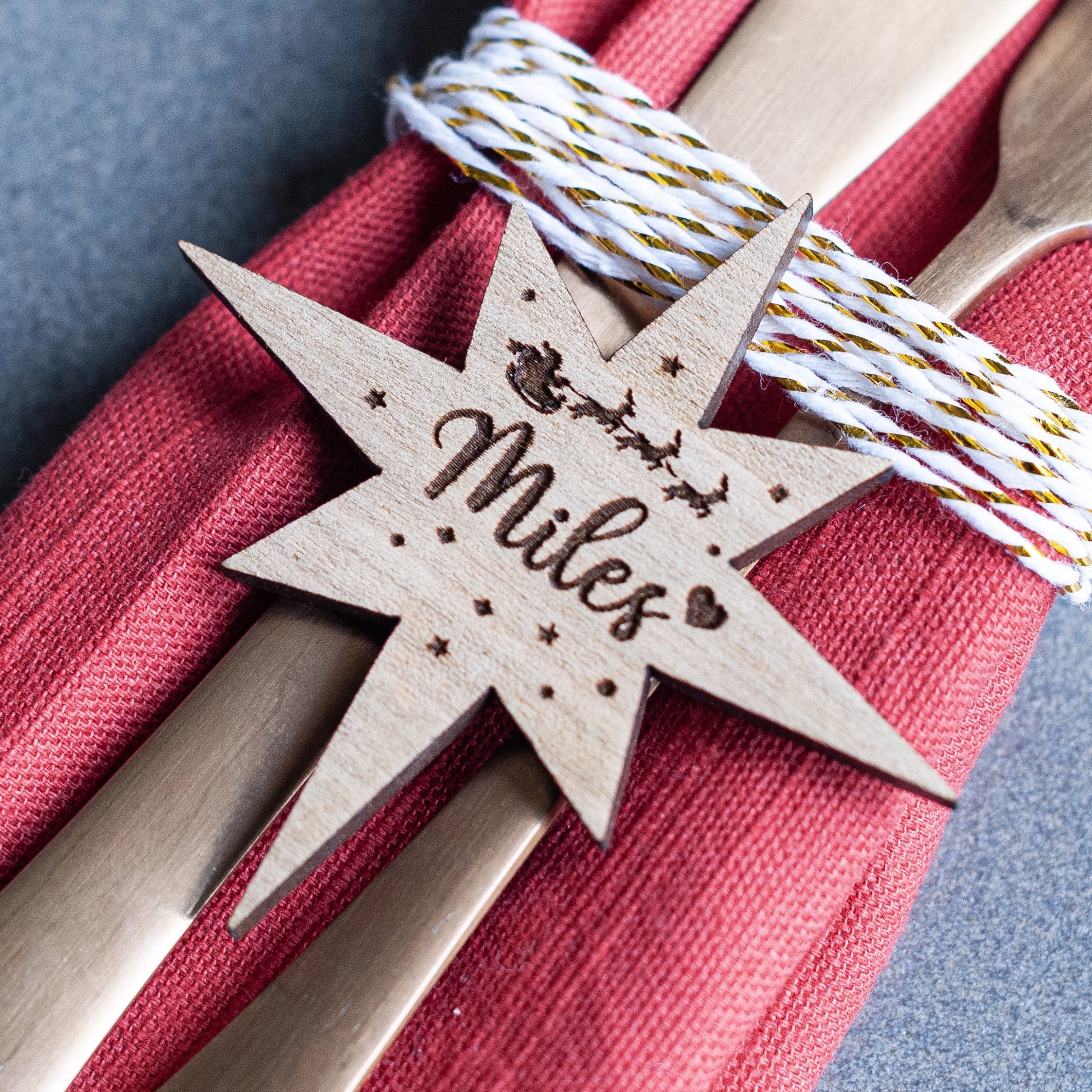 Custom star-shaped name decoration used as Christmas place card