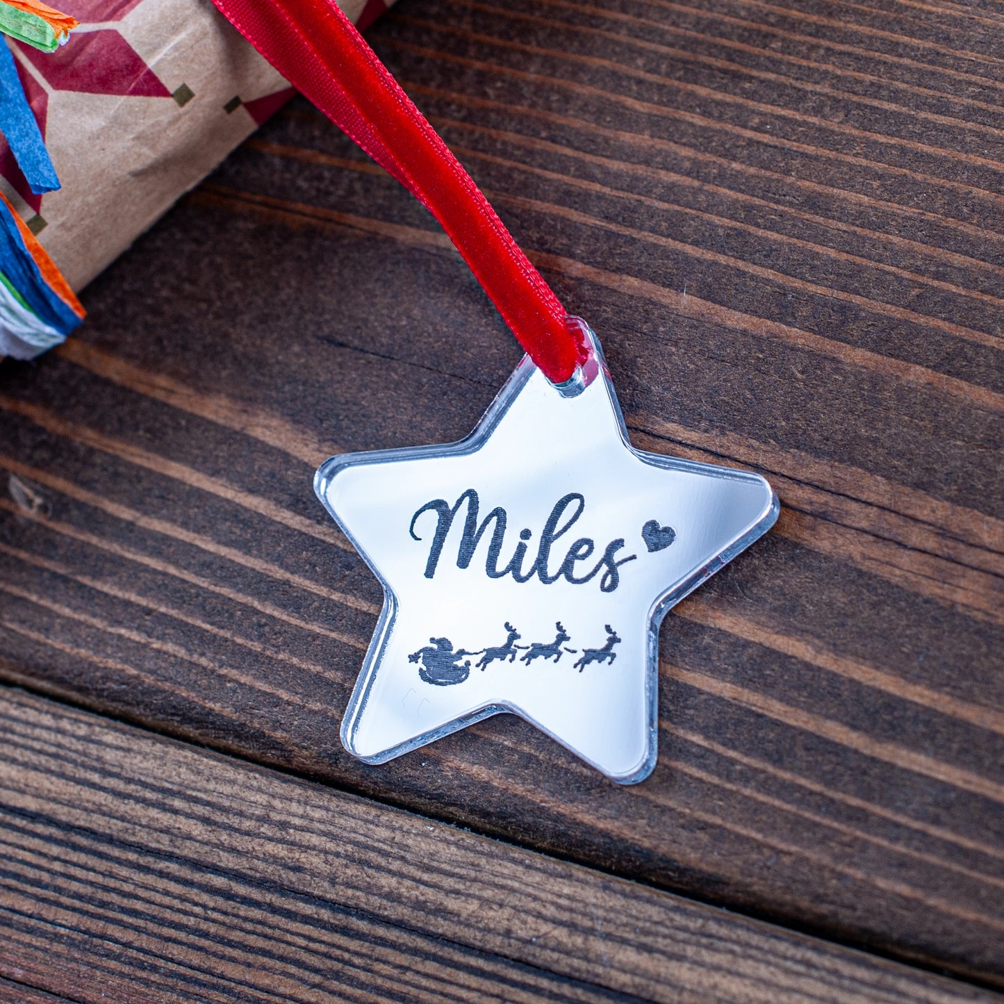 Silver mirror star-shaped Christmas gift tag engraved with Santa and sleigh