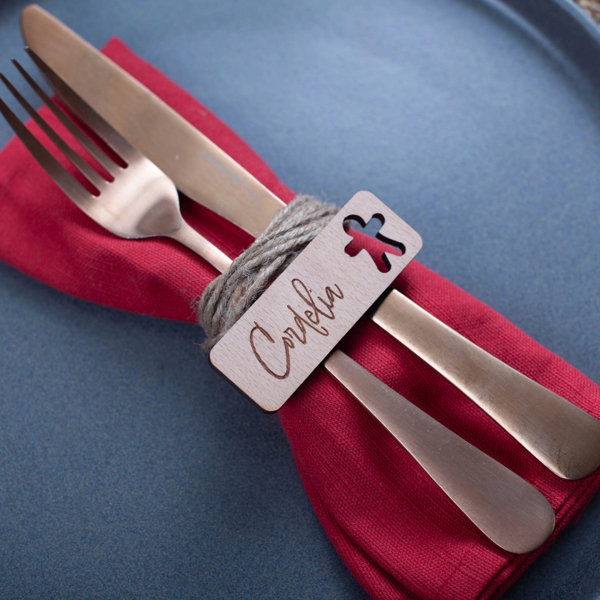 Natural wood Christmas table decoration with engraved name and ornament details gingerbread man cut-out