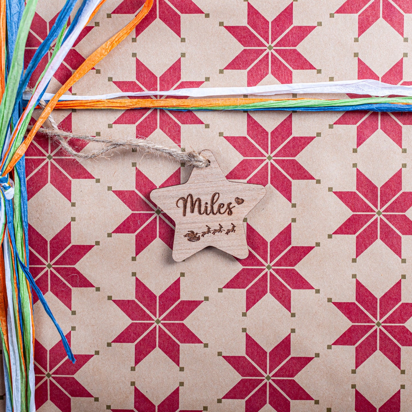 Rustic star-shaped wooden Christmas tag engraved for sustainable wrapping