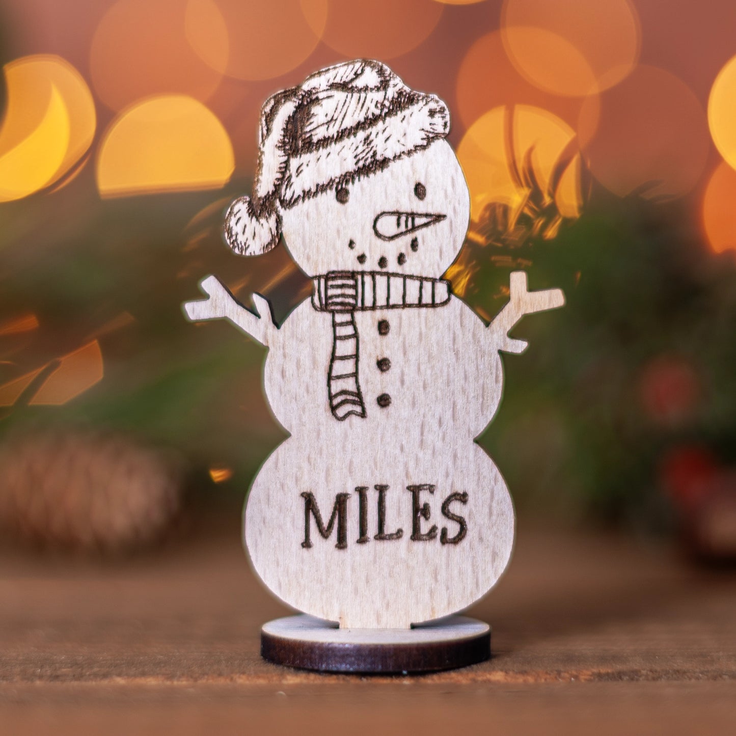Personalised snowman place setting in wood for Christmas hosting table décor